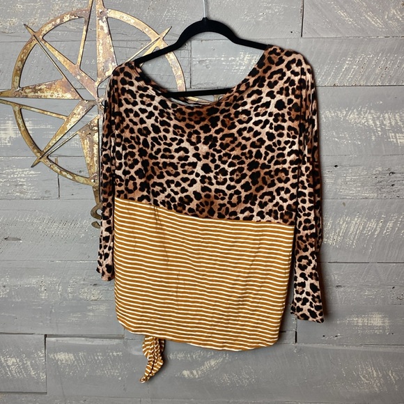 Bundle of 3 boutique brand tops plus one mystery item. - Picture 5 of 10